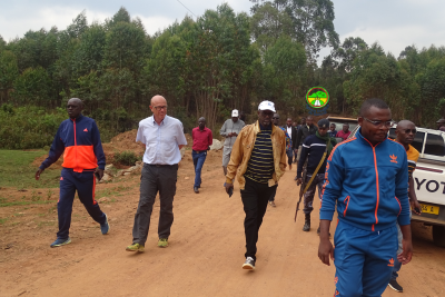 Visite du Ministre des Infrastructures de l'Equipement et des Logements Sociaux sur la RC:Matana-Songa-Ndago-Bururi sur la rivière Kibarazi I 